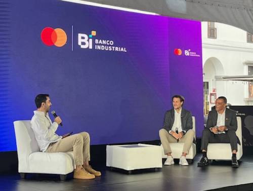 Diego Forlán y Cafú sorprendieron a los tarjetahabientes de Guatemala