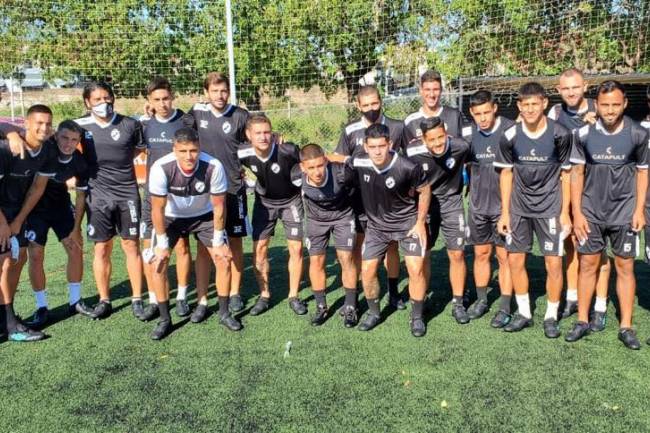 Umbro apoya a Claypole en su partido contra Boca Juniors 