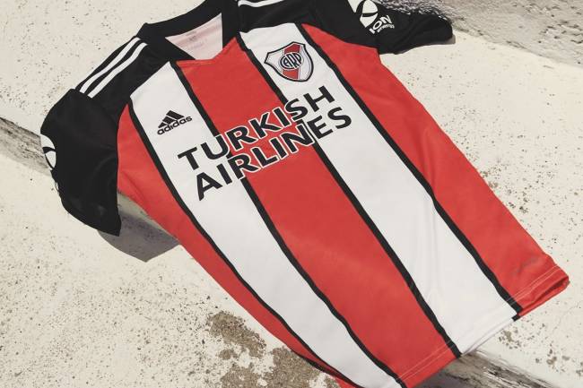 River Plate presentó su nueva camiseta alternativa