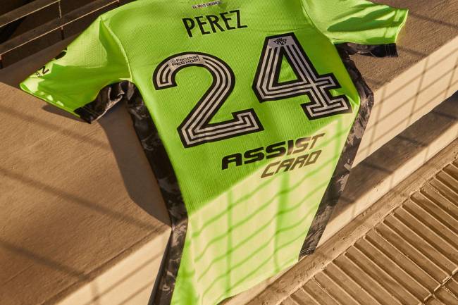Adidas lanza a la venta el buzo utilizado por Enzo Perez 