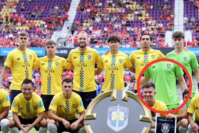 Why did Auckland City's goalkeeper play without a main sponsor on his jersey?