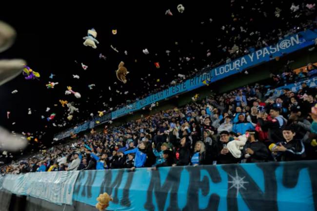 Belgrano organized a solidarity "teddy bear rain" at their stadium