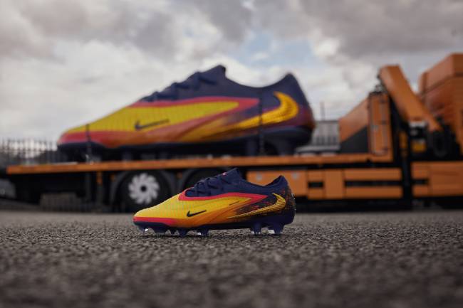 Nike honored Erling Haaland with "the world's largest football boot"
