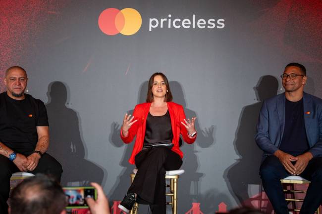 Roberto Carlos and Gilberto Silva surprise Mastercard guests in Budapest