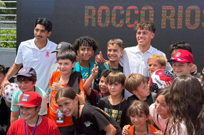 Rocco Ríos and Noah Allen surprise young fans in Miami ahead of Spain-France clash