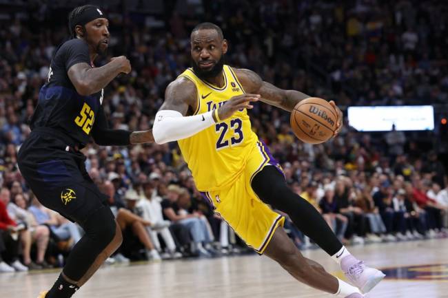¿Por qué la NBA paga lo mismo a LeBron James que a un debutante?