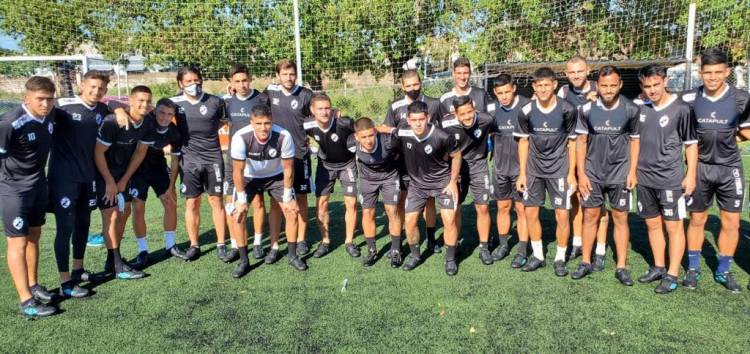 Umbro apoya a Claypole en su partido contra Boca Juniors