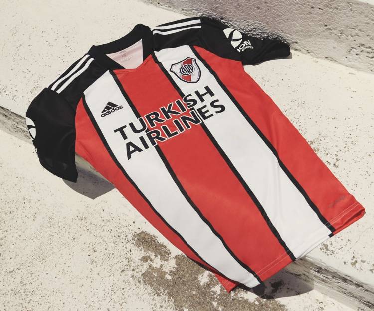 River Plate presentó su nueva camiseta alternativa