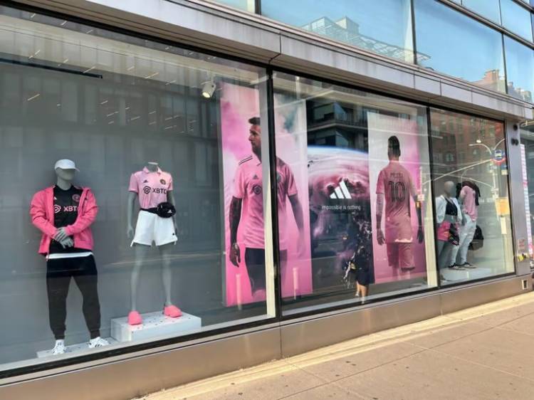 Las tiendas Adidas de Nueva York ya lucen imágenes de Messi con la camiseta de Inter Miami.