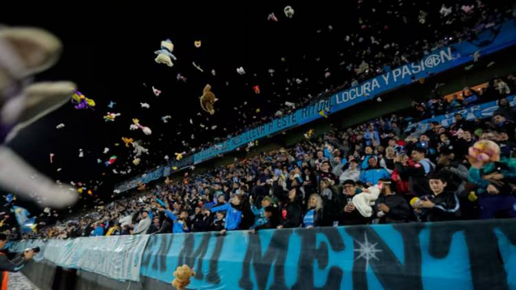 Belgrano organizó una "lluvia de peluches" solidaria en su estadio