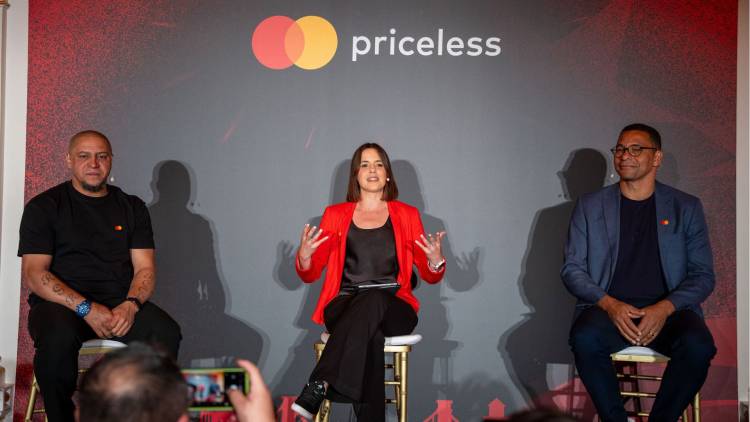 Roberto Carlos and Gilberto Silva surprise Mastercard guests in Budapest
